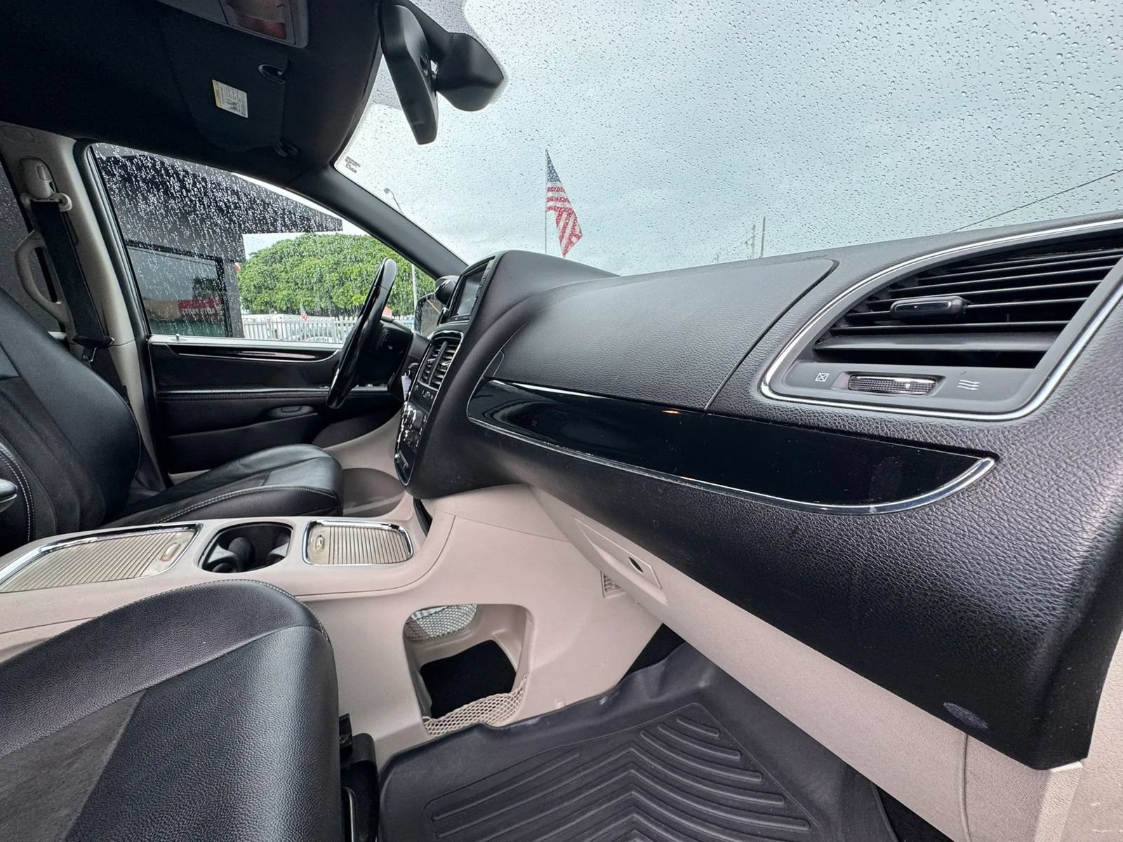 Used 2019 Dodge Grand Caravan SXT FWD image 13