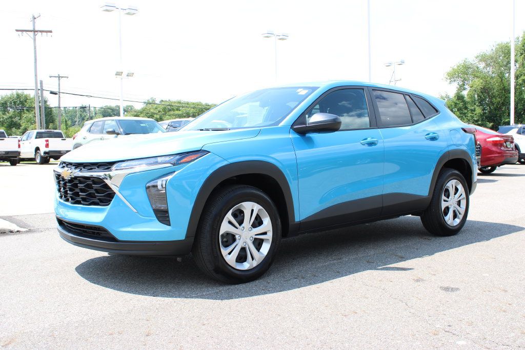 Certified 2025 Chevrolet Trax LS FWD image 8