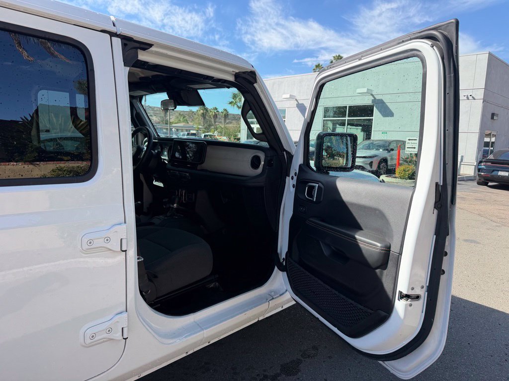 Used 2024 Jeep Wrangler Unlimited Sahara AWD/4WD image 17
