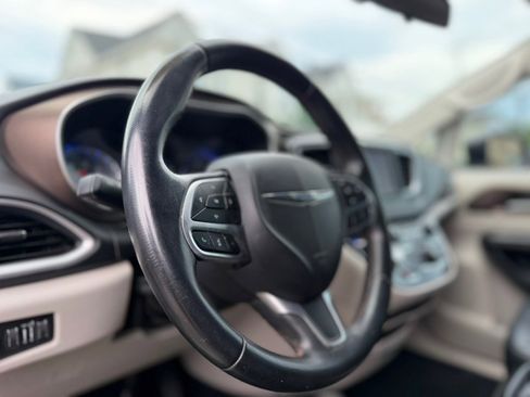Used 2018 Chrysler Pacifica Touring-L FWD image 28