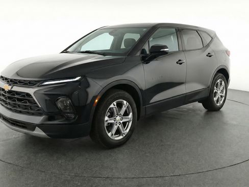 Used 2025 Chevrolet Blazer LT image 3