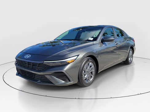 Used 2024 Hyundai Elantra SEL FWD image 3