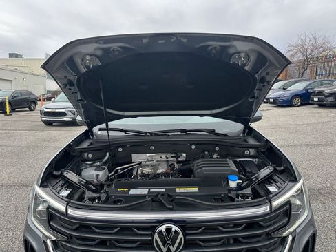 Used 2025 Volkswagen Atlas Cross Sport SE image 32