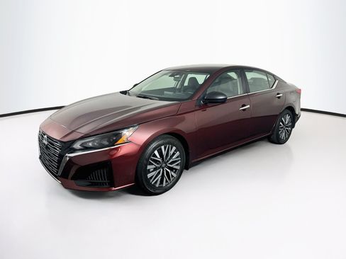 Used 2024 Nissan Altima 2.5 SV FWD image 3