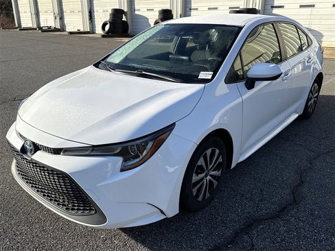 Used 2022 Toyota Corolla LE image 3