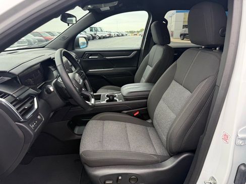 Used 2025 GMC Acadia Elevation image 11