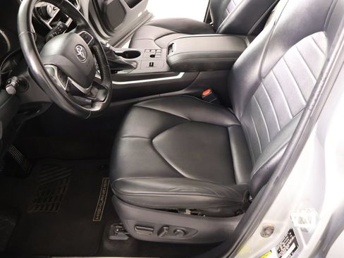 Used 2023 Toyota Highlander XLE FWD image 11