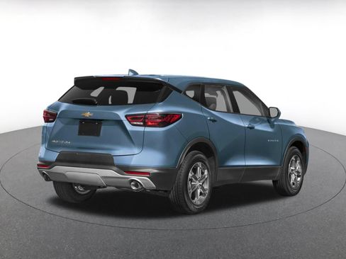 Used 2025 Chevrolet Blazer LT FWD image 2