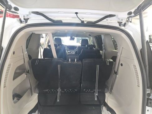 Used 2024 Chrysler Pacifica Touring-L image 11