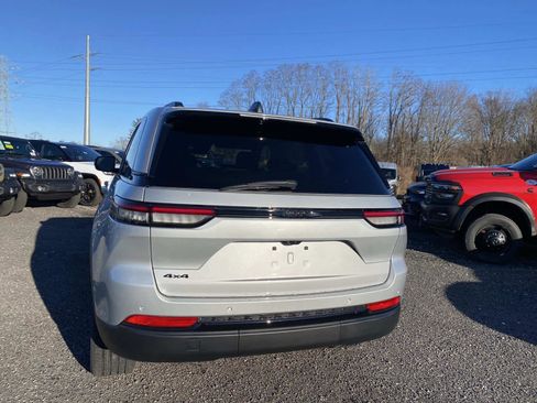 New 2025 Jeep Grand Cherokee Laredo image 4