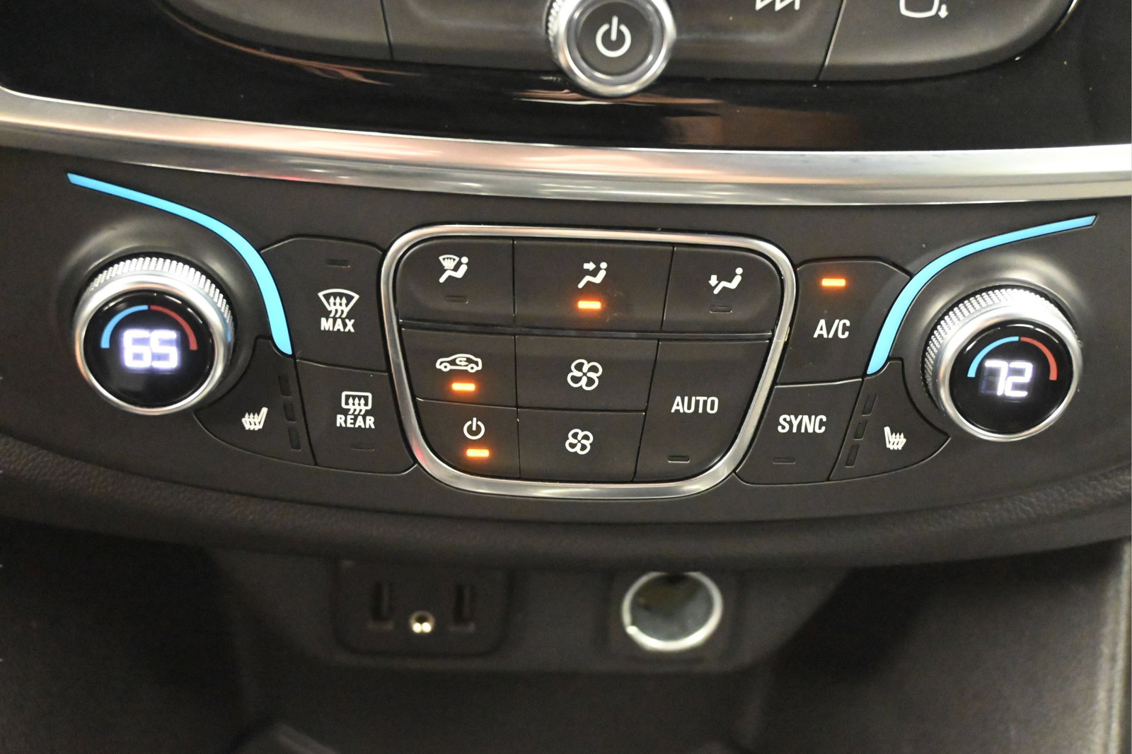 Used 2023 Chevrolet Traverse LT FWD image 19