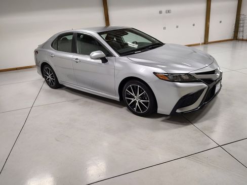 Used 2023 Toyota Camry SE image 2
