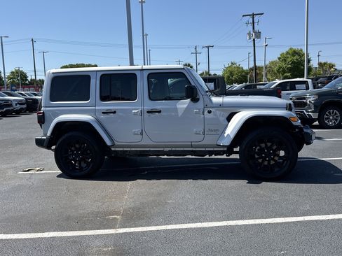 Used 2024 Jeep Wrangler Sahara w/ Technology Group image 10
