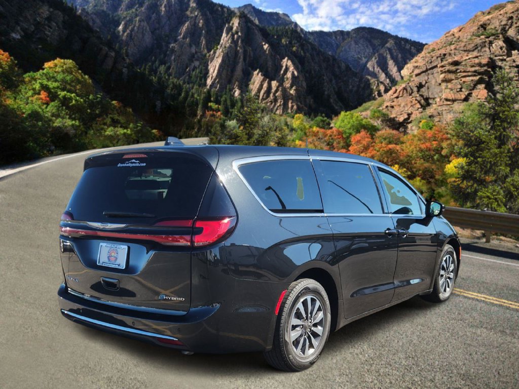 Used 2023 Chrysler Pacifica Touring-L FWD image 3