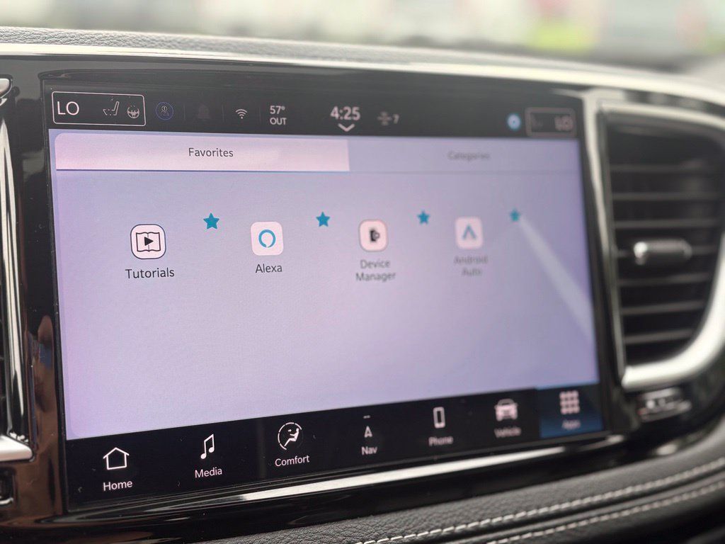 Used 2025 Chrysler Pacifica Limited FWD image 59