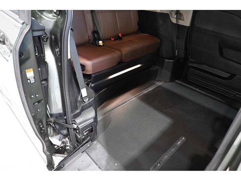 Used 2020 Toyota Sienna Limited Premium FWD image 18