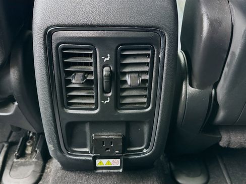 Used 2020 Jeep Grand Cherokee Altitude image 17