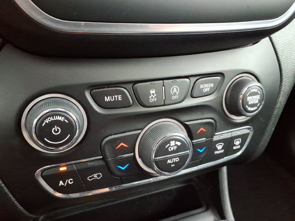 Certified 2022 Jeep Cherokee Latitude Lux w/ Sun & Sound Group AWD/4WD image 15