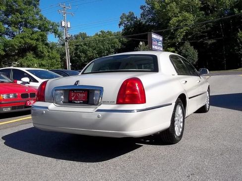 Used 2005 Lincoln Town Car Signature RWD image 2