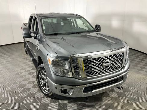 Used 2018 Nissan Titan SV w/ SV Convenience Package image 42