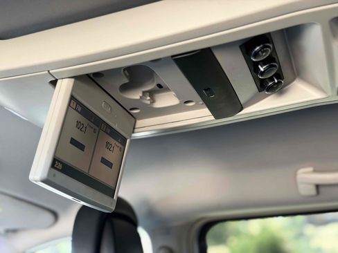 Used 2011 Chrysler Town & Country Touring-L w/ Entertainment Group #2 FWD image 36