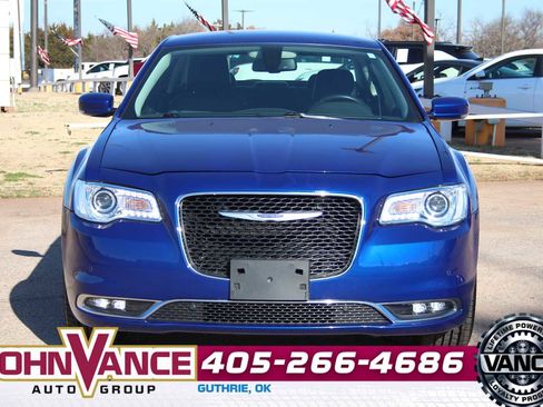 Used 2021 Chrysler 300 Touring L image 2