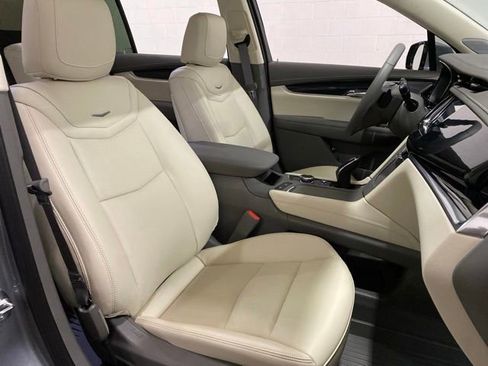 Used 2025 Cadillac XT6 Premium Luxury w/ Technology Package FWD image 32