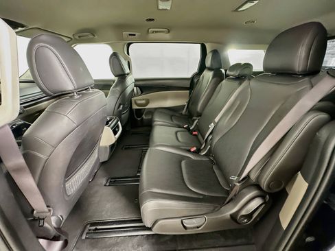 Used 2025 Kia Carnival FWD image 29