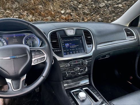 Used 2018 Chrysler 300 Touring L image 6