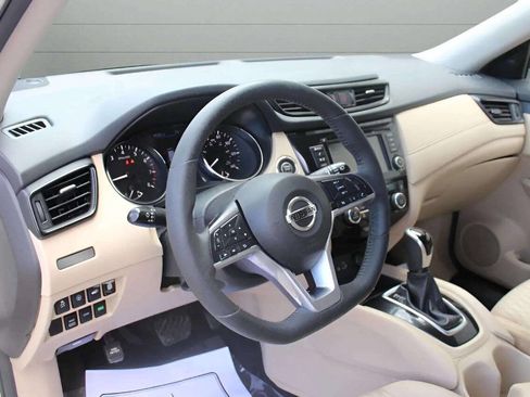 Used 2020 Nissan Rogue SV image 16