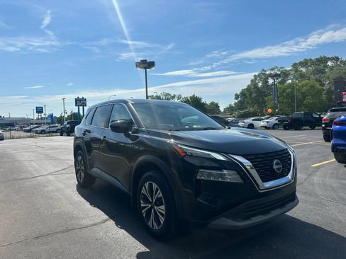 Used 2022 Nissan Rogue SV FWD image 2