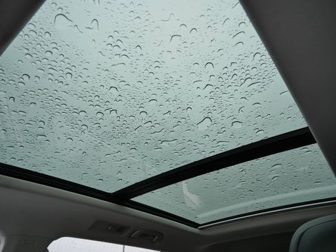 Used 2018 Volkswagen Tiguan SE w/ Panoramic Sunroof Package image 34