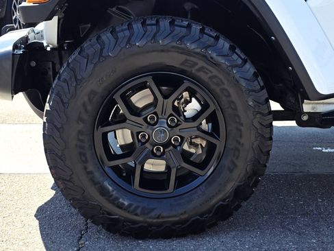 Certified 2022 Jeep Gladiator Sport AWD/4WD image 9