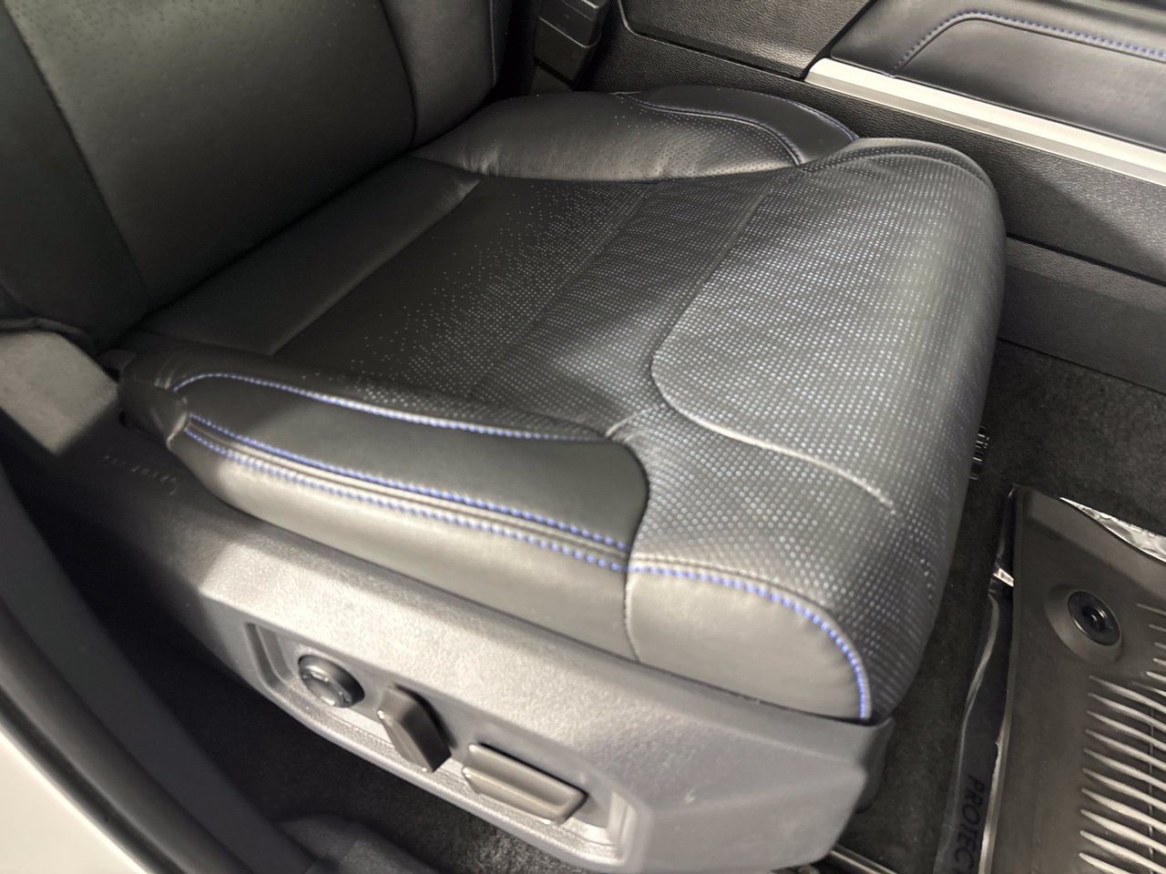 Used 2025 Toyota Tundra Platinum AWD/4WD image 32