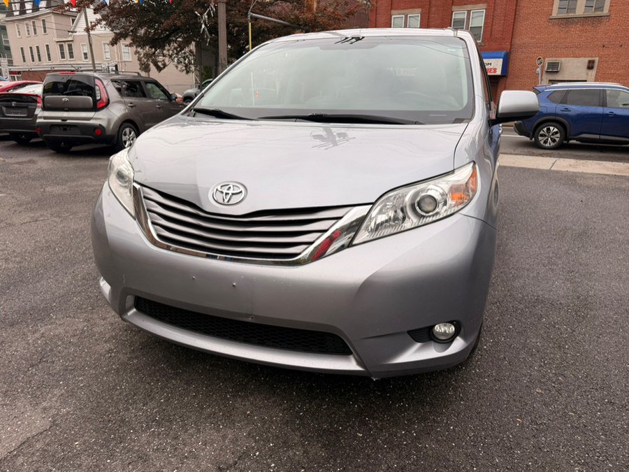 Used 2017 Toyota Sienna XLE w/ XLE Navigation Package AWD/4WD image 2