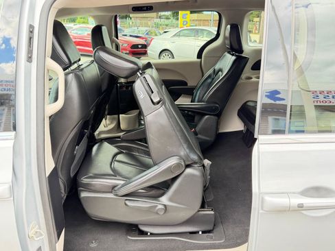 Used 2022 Chrysler Pacifica Touring-L FWD image 33