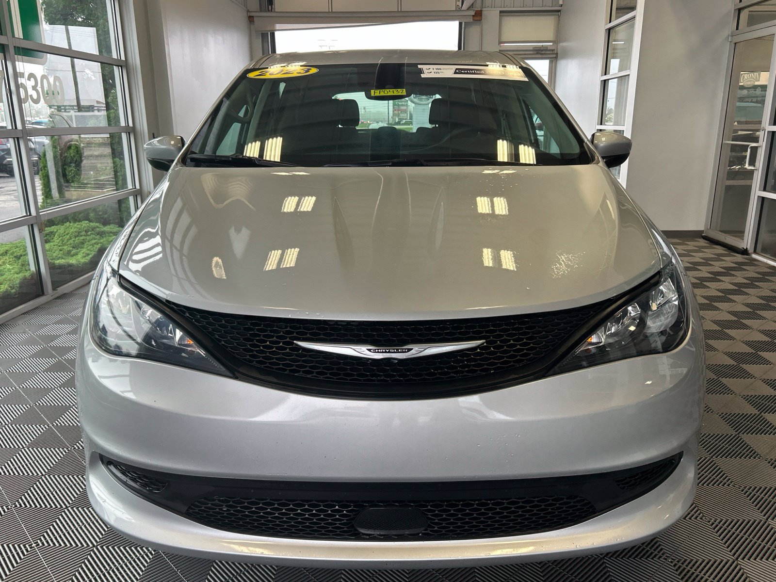 Used 2023 Chrysler Voyager LX FWD image 2