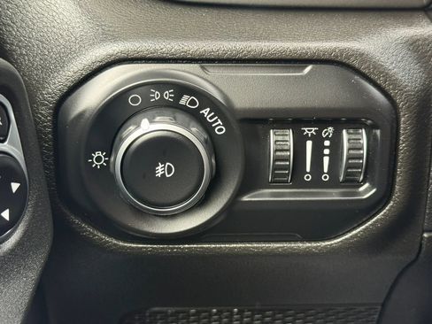 Used 2018 Jeep Wrangler Unlimited Sahara w/ Uconnect 4C Nav & Sound Group AWD/4WD image 40