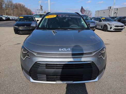 Certified 2025 Kia Niro LX image 3