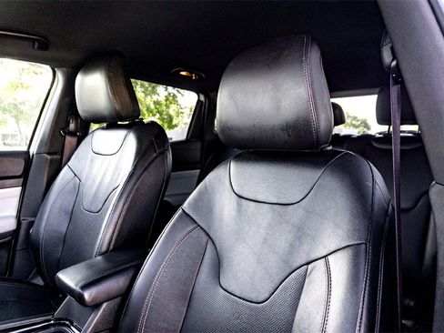 Used 2023 Jeep Compass Limited image 13