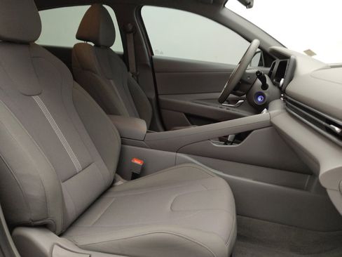 Used 2025 Hyundai Elantra SE FWD image 21