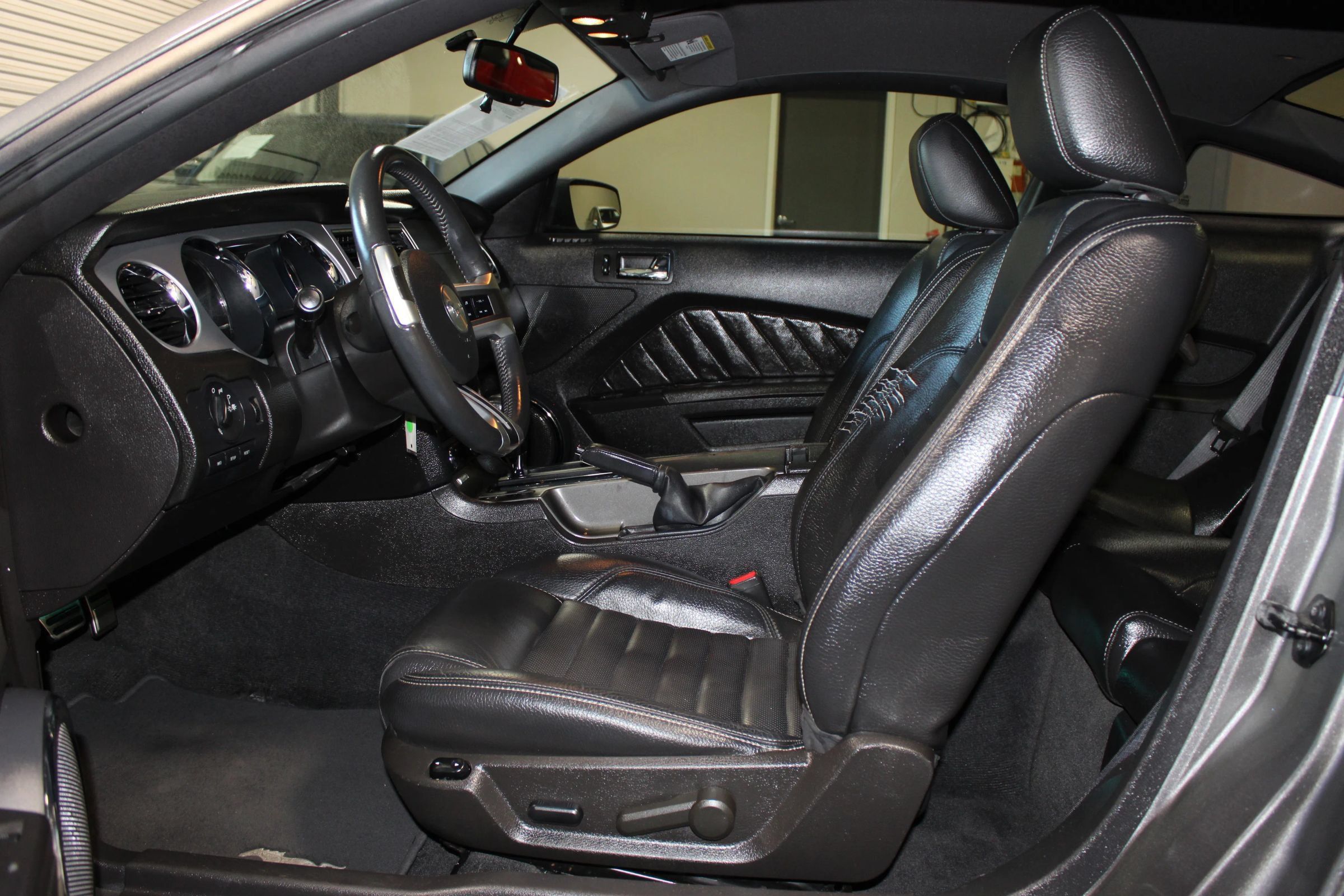 Used 2010 Ford Mustang Coupe RWD image 8