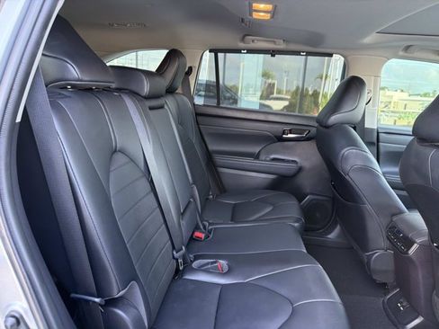 Used 2021 Toyota Highlander XLE FWD image 22