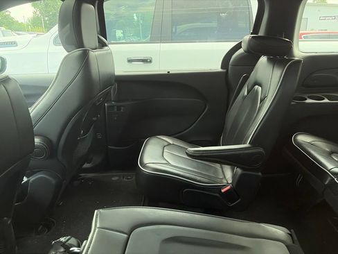 Used 2025 Chrysler Pacifica Limited FWD image 8