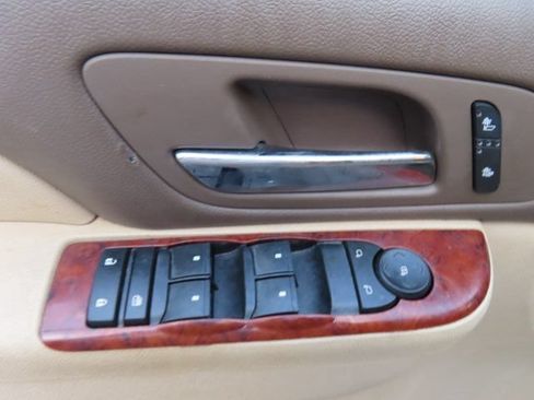 Used 2014 Chevrolet Suburban LT RWD image 17