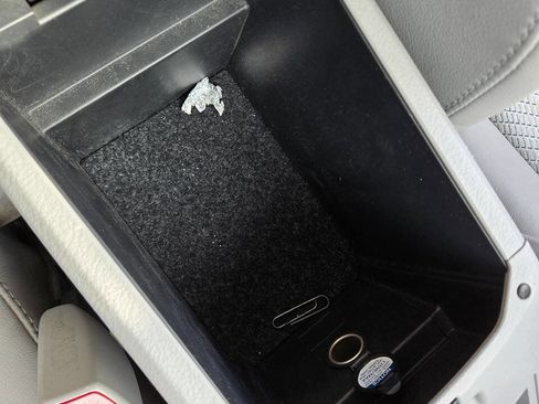 Used 2012 Toyota RAV4 EV image 39