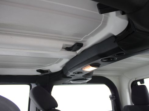 Used 2012 Jeep Wrangler Rubicon w/ PWR Convenience Group image 18