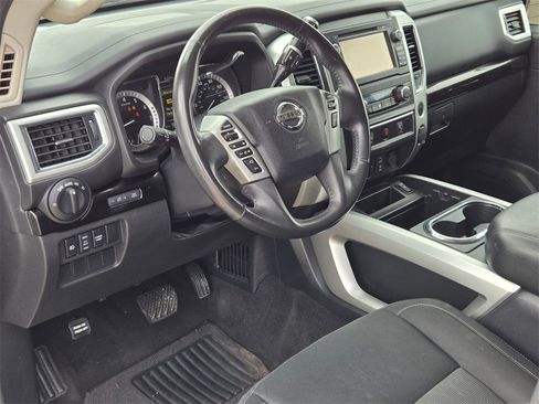 Used 2017 Nissan Titan SV image 10