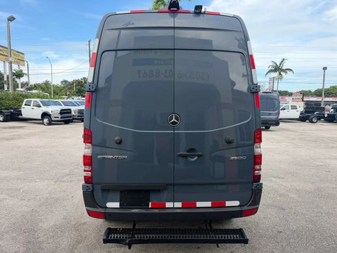 Used 2018 Mercedes-Benz Sprinter 2500 image 4