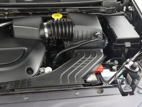 Used 2024 Chrysler Pacifica Touring-L image 18